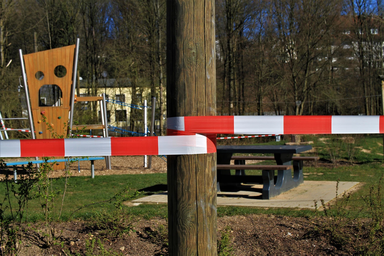 Rot-weißes Absperrband um einen Spielplatz
