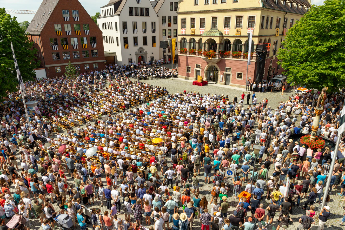 Gunter Czisch bei der Schwörrede 2019, mit Überblick über den Weinhof — © Thomas Wagner/CC-BY-4.0 