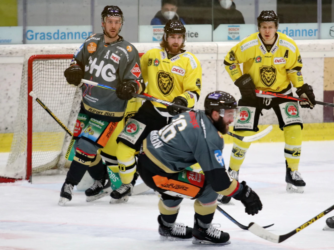 Vier Eishockeyspieler von beiden Mannschaften sind auf dem Eis — © Ravensburger Towerstars