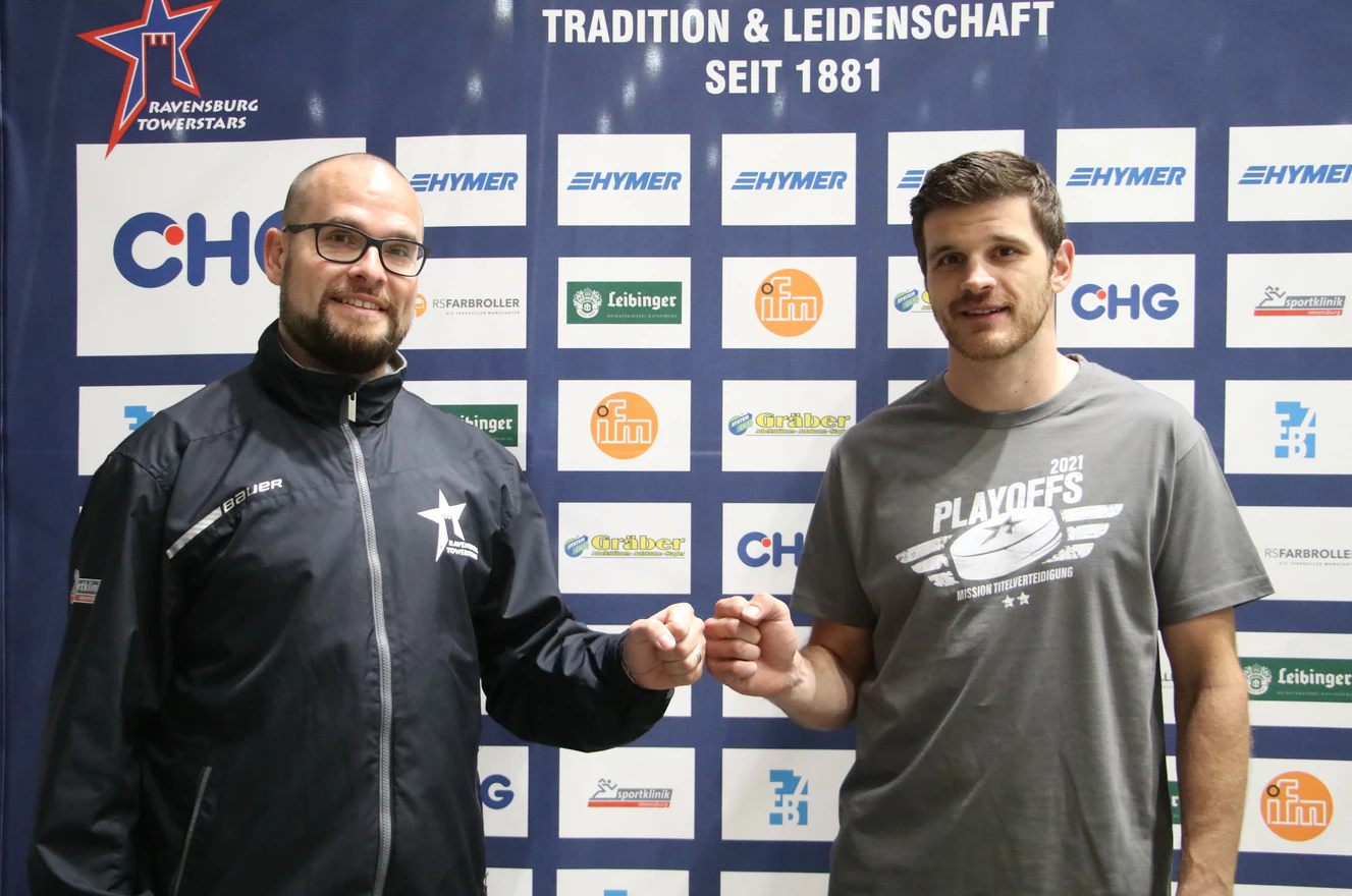 Geschäftsführer Daniel Heinrizi freut sich mit James Bettauer über die Vertragsverlängerung bei den Towerstars — © Ravensburger Towerstars