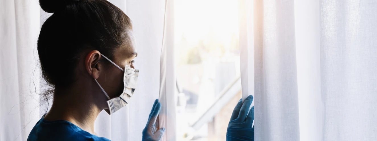 Menschen mit Masken im Alltag