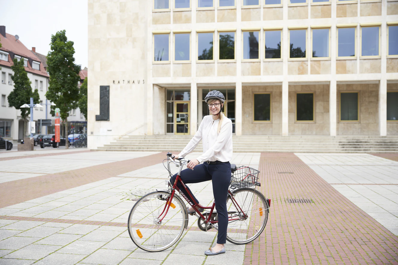 Oberbürgermeisterin Katrin Albsteiger auf dem Fahrrad — © Stadt Neu-Ulm