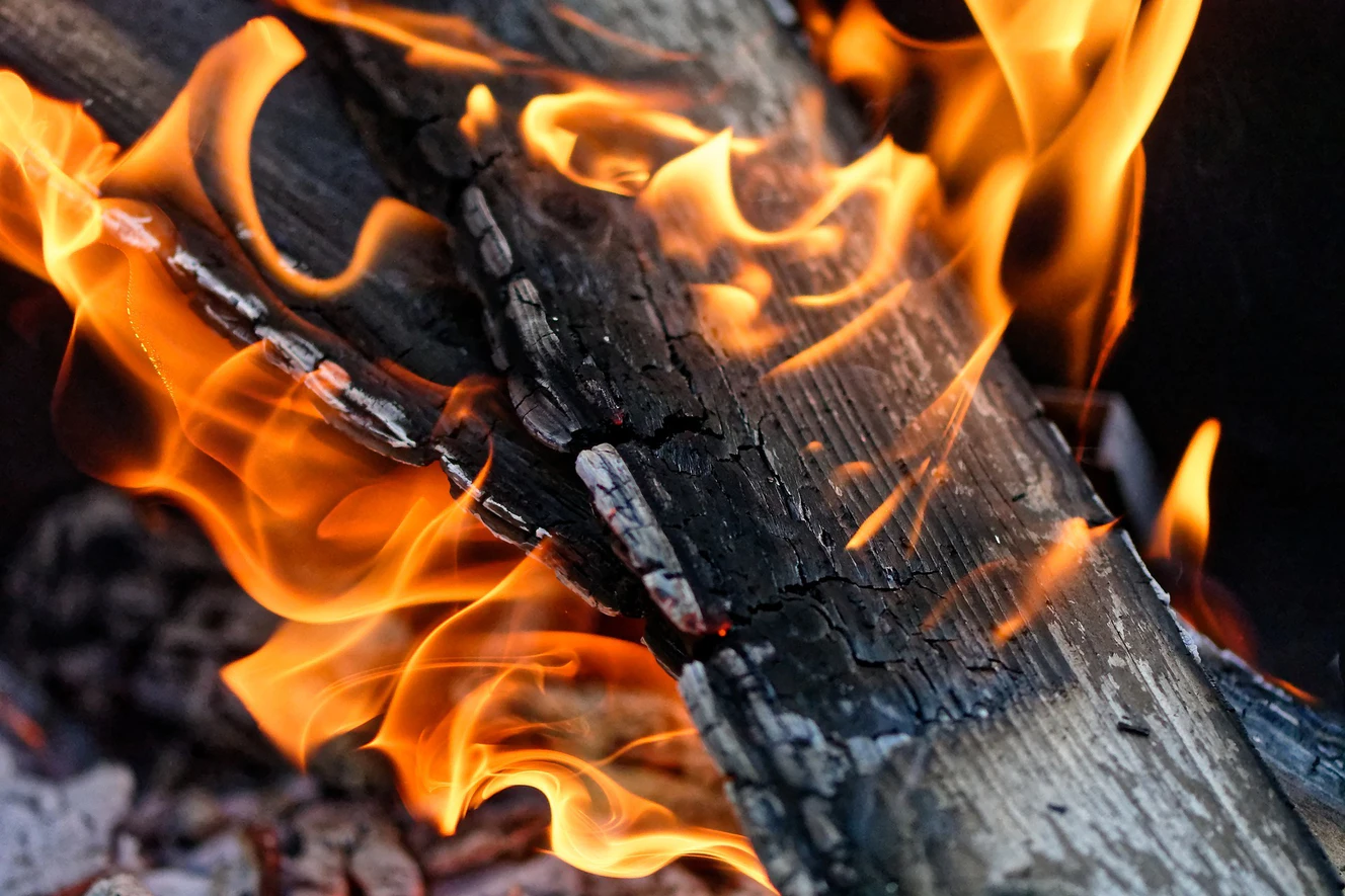 Holz verbrennt im Feuer
