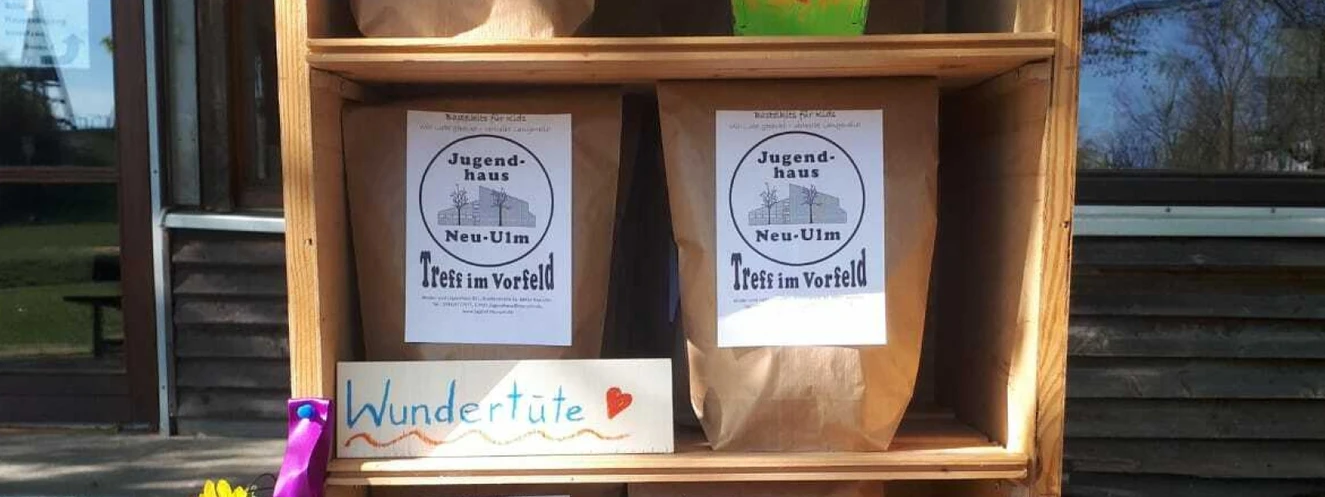 Bastelwundertüten im Regal — © Stadt Neu-Ulm