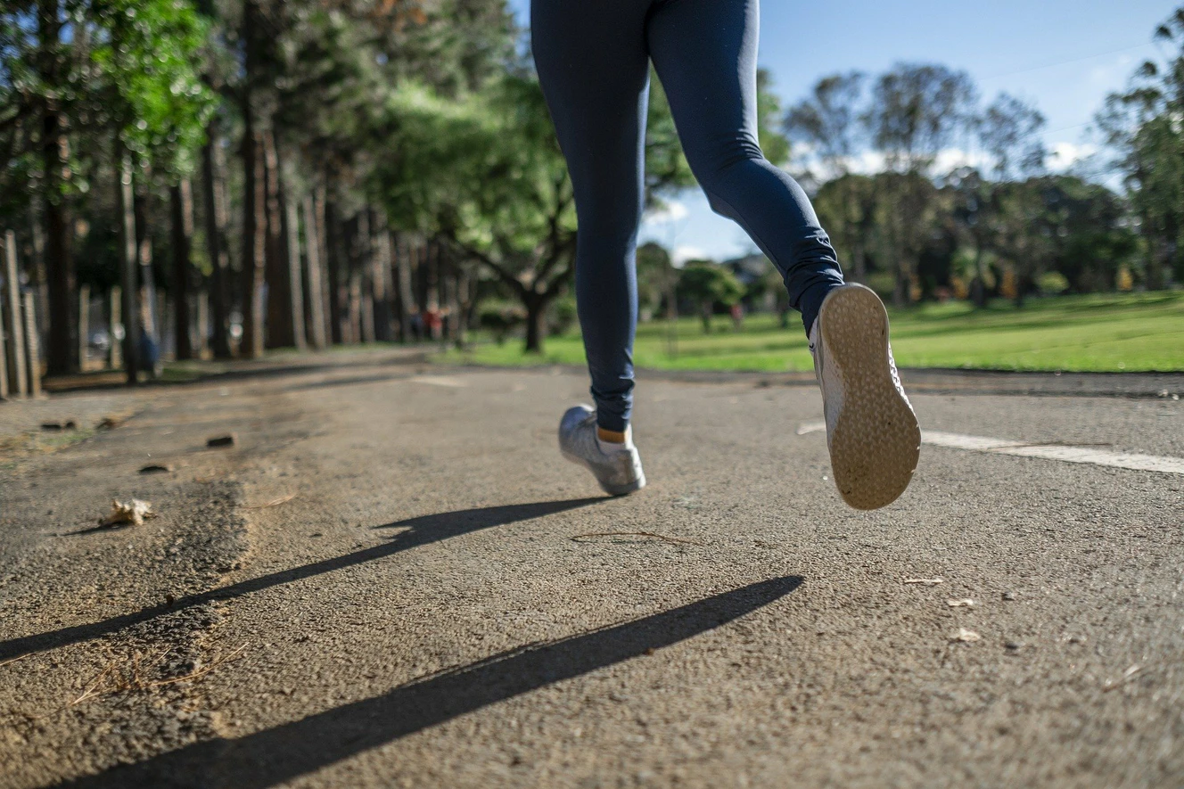 Joggerin auf einer Straße