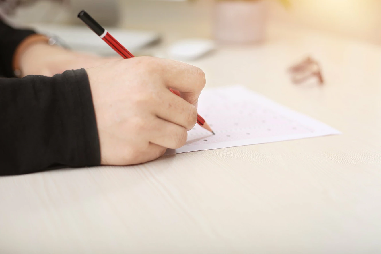 schreibende Hand auf Papier