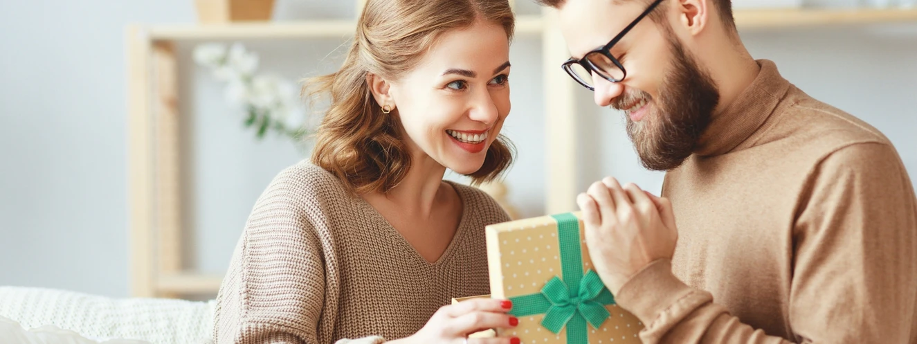 Geschenk überreichen