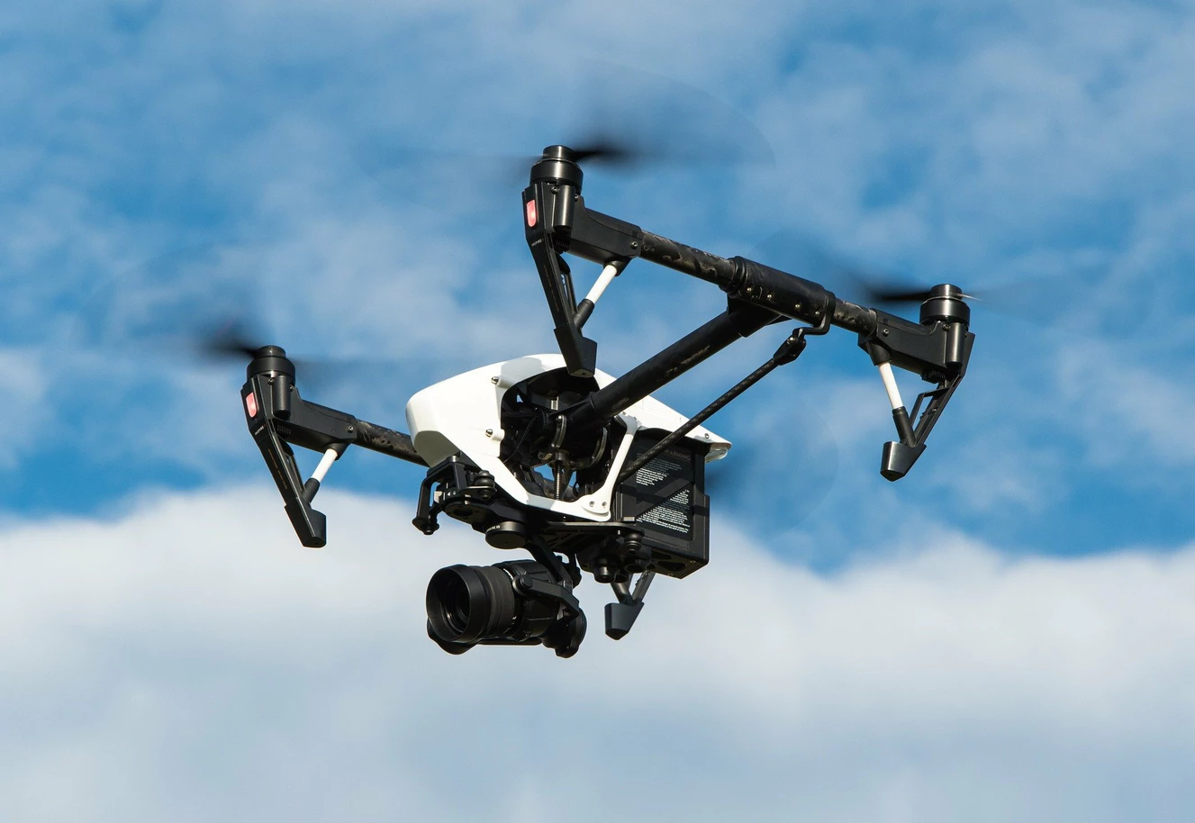 Eine Drohne fliegt in der Luft