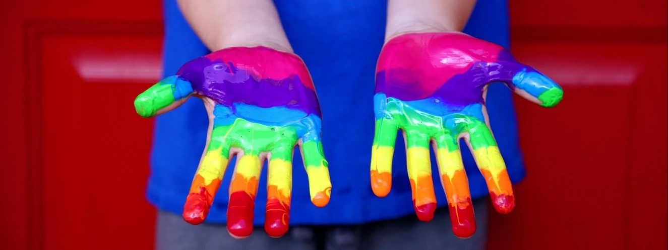 diversity, Kind mit bunten Händen