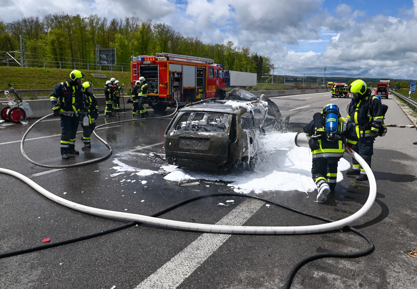Ein Auto ist völlig ausgebrannt und wurde durch die Feuerwehr gelöscht — © Thomas Heckmann