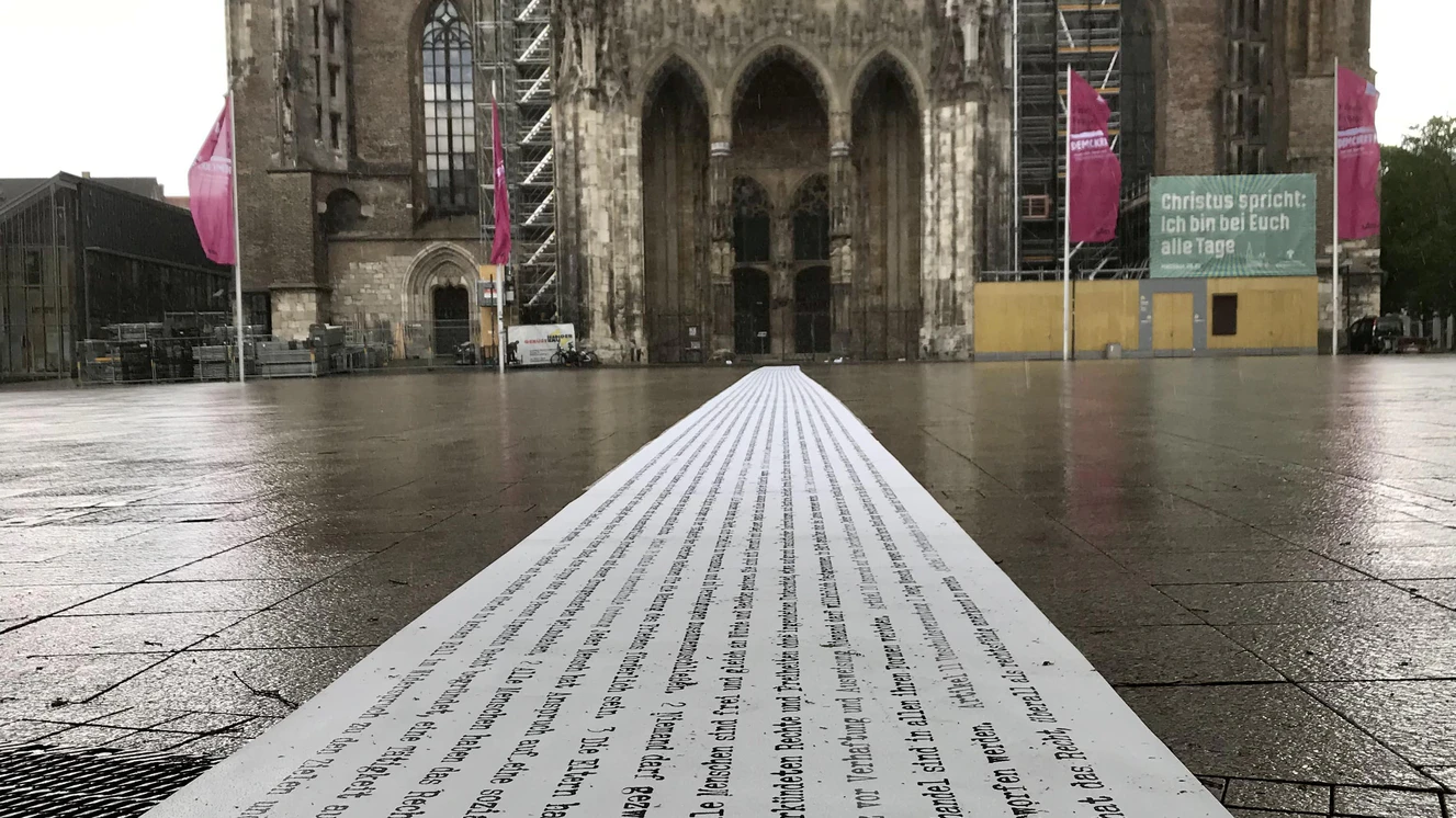 Menschenrechte betreten - auf dem Ulmer Münsterplatz