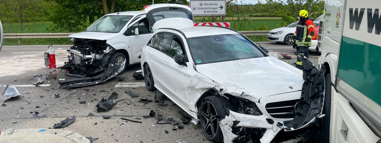 Unfall bei Elchingen - vier Verletzte — © Thomas Heckmann
