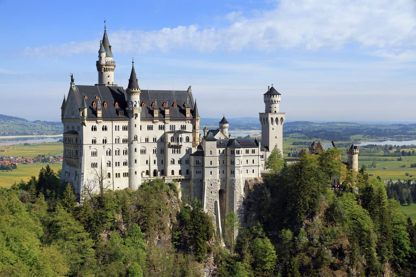 Schloss Neuschwanstein — © Von Ximonic, Simo Räsänen (post-processing) &amp; Tauno Räsänen (photograph) - Eigenes Werk, CC BY-SA 3.0, 
