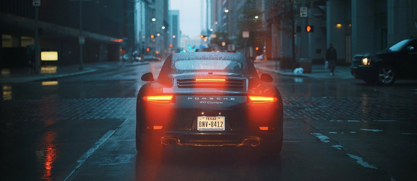 Porsche von hinten auf einer Straße in der Stadt
