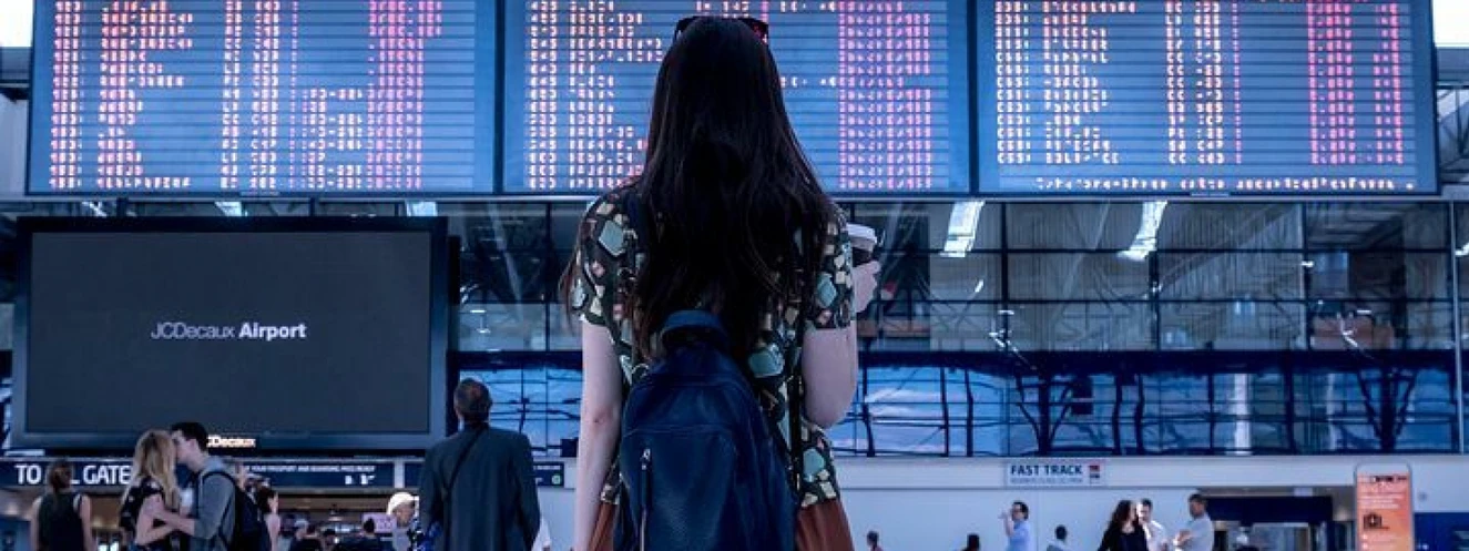 Frau am Flughafen