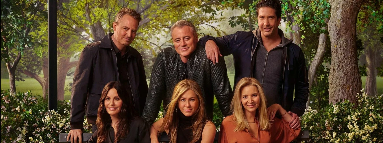 Matthew Perry, Matt LeBlanc, David Schwimmer, Courteney Cox, Jennifer Aniston und Lisa Kudrow am Set von "Friends Reunion" 2021 (v.l.n.r.)  — © WarnerMedia Direct, LLC. All Rights Reserved., SpotOn