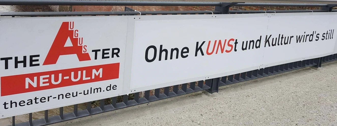 Theater Neu-Ulm Banner an der Herdbrücke  — © Theater Neu-Ulm