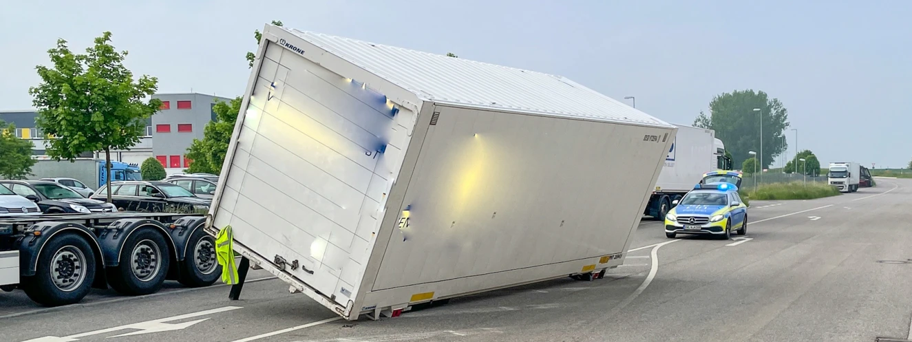 Wechselbehälter eines LKW kippt auf Fahrbahn. — © Thomas Heckmann