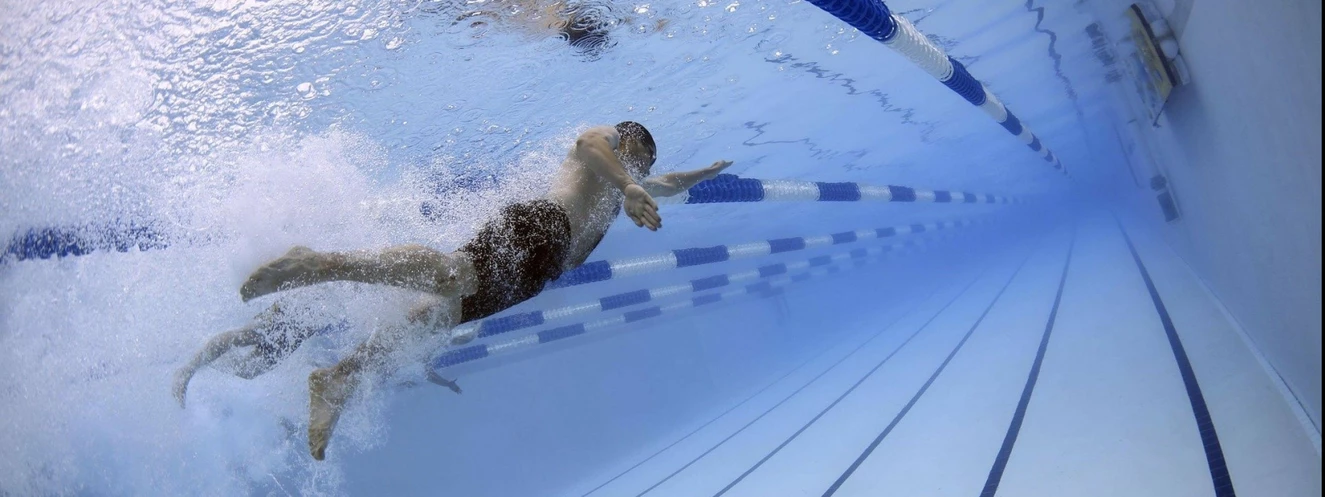 Sportschwimmer im Hallenbad