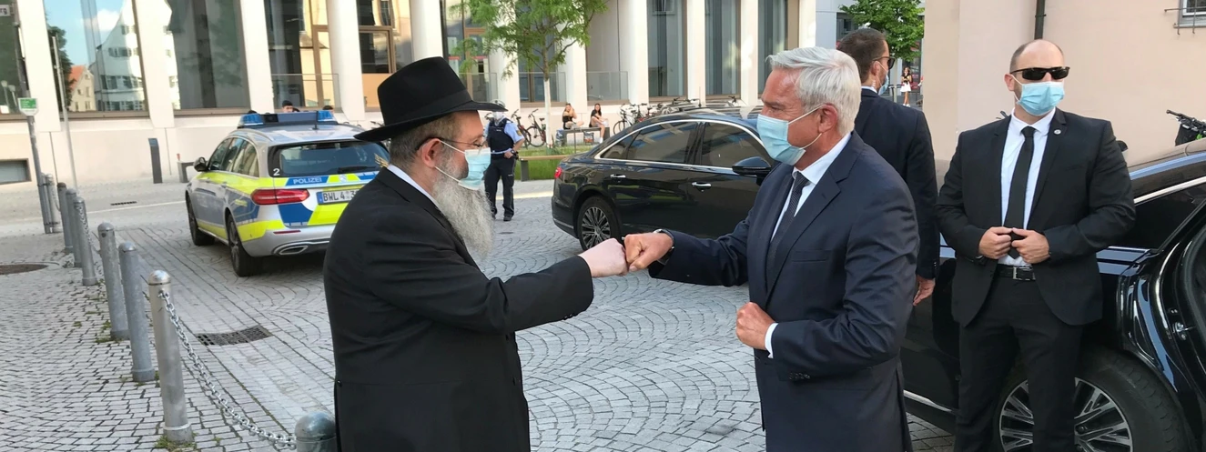 Solidaritätsveranstaltung vor der Ulmer Synagoge