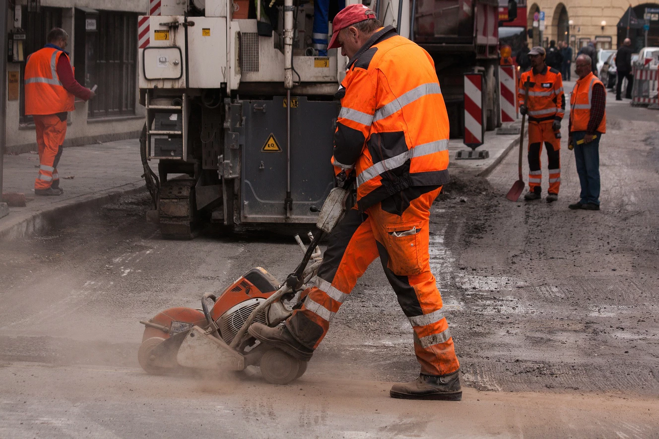 Ein Bauarbeiter auf einer Baustelle