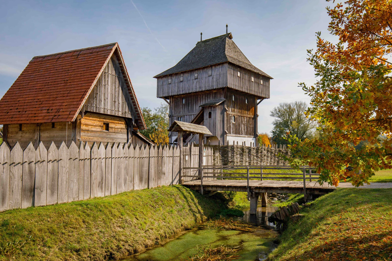 Außenseite der Bachritterburg — © Federseemuseum