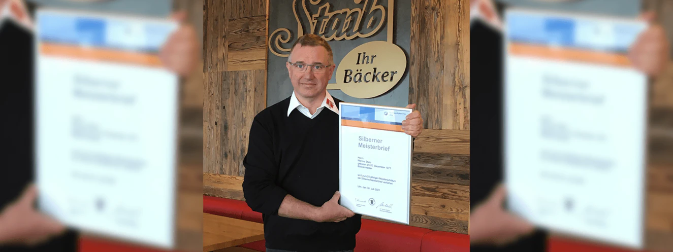 Bäckermeister Marcus Staib hat von der Handwerkskammer Ulm den Silbernen Meisterbrief überreicht bekommen. — © Handwerkskammer Ulm
