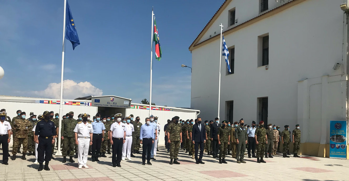 Soldaten stehen vor einem Gebäude — © Pressestelle Multinational Joint Headquarters Ulm