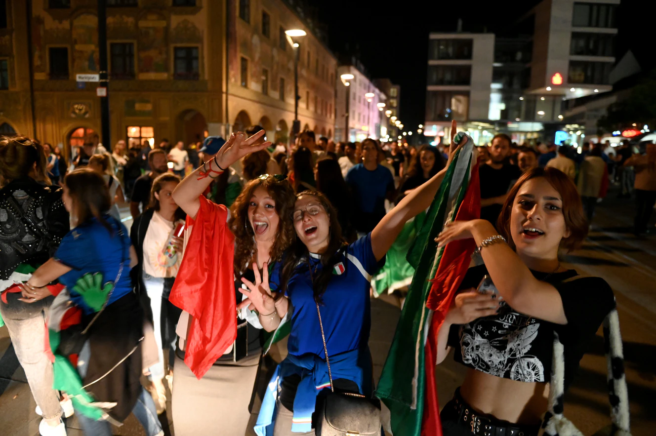 Fans freuen sich über den Sieg des Spiels Italien gegen Österreich — © Thomas Heckmann