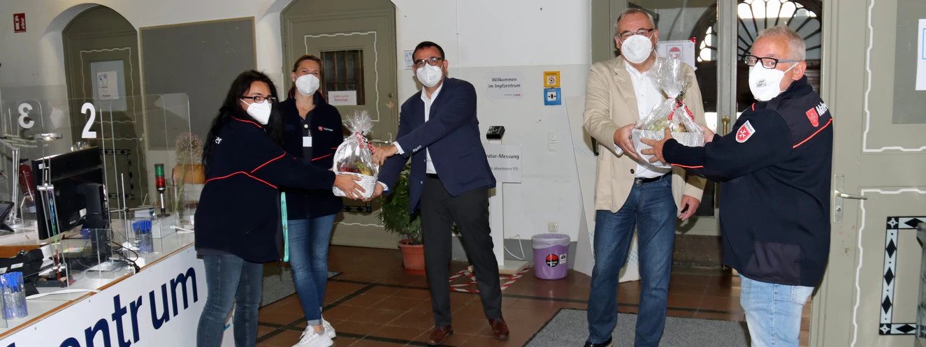 Besuch am frühen Samstagmorgen: Oberbürgermeister Manfred Schilder und Gesundheitsminister Klaus Holetschek dankten den Beschäftigten des Impfzentrums Memmingen. Foto (v.l.): Christine Friedrich, Monika Barth, Staatsminister Klaus Holetschek, OB Manfred Schilder und Bruno Ollech, stv. Bezirksgeschäftsführer des Malteser Hilfsdiensts. (Fotos: Alexandra Wehr/ Pressestelle Stadt Memmingen) — © Alexandra Wehr/Pressestelle Stadt Memmingen