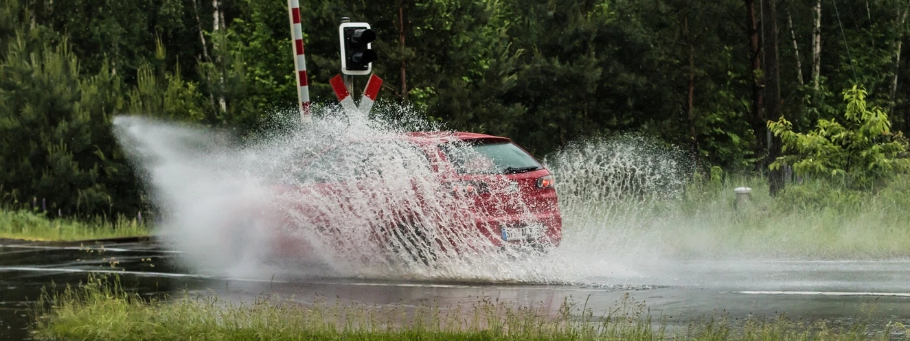  Regen Auto Straße
