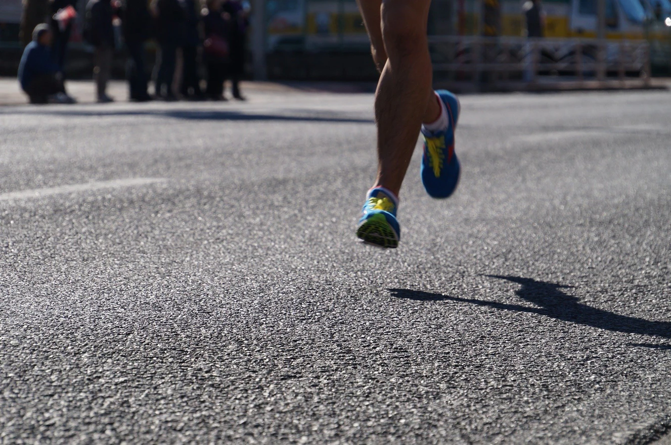 Jemand, der einen Marathon läuft