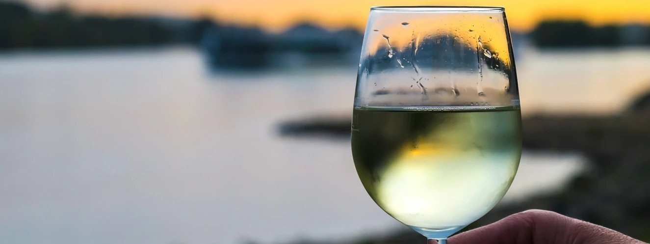 Das Glas Wein zum Feierabend