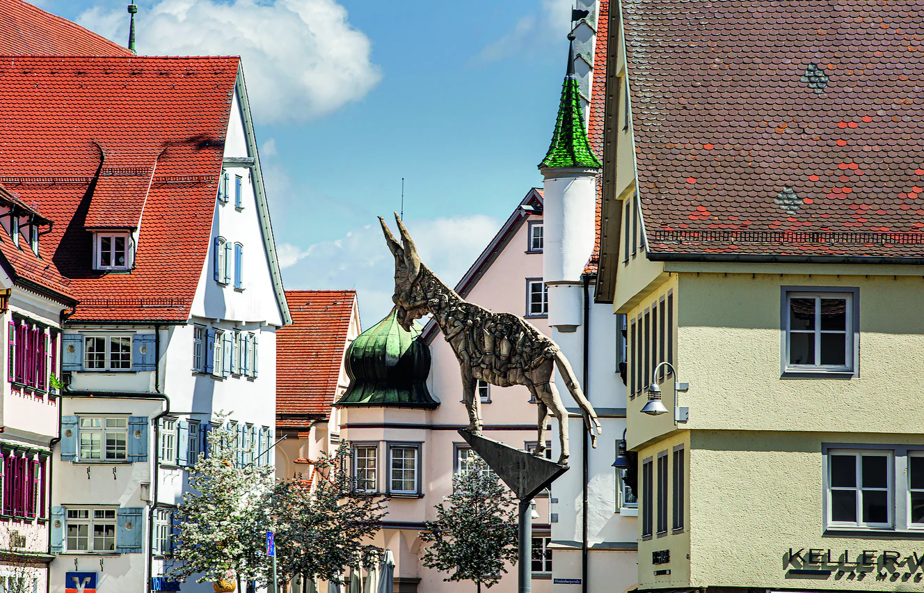 Das Esel-Denkmal von Peter Lenk steht seit mehr als 20 Jahren auf dem Biberacher Marktplatz. Die Geschichte hinter dem Kunstwerk wird bei den historischen Stadtrundgängen erzählt. — © Katja Fouad Vollmer