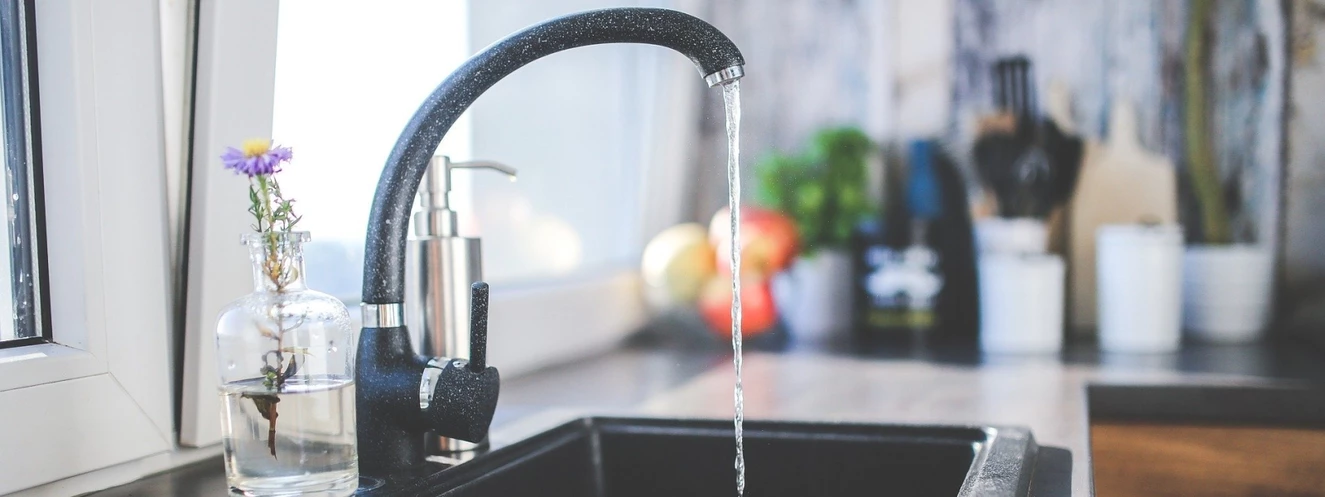 Ein laufender Wasserhahn