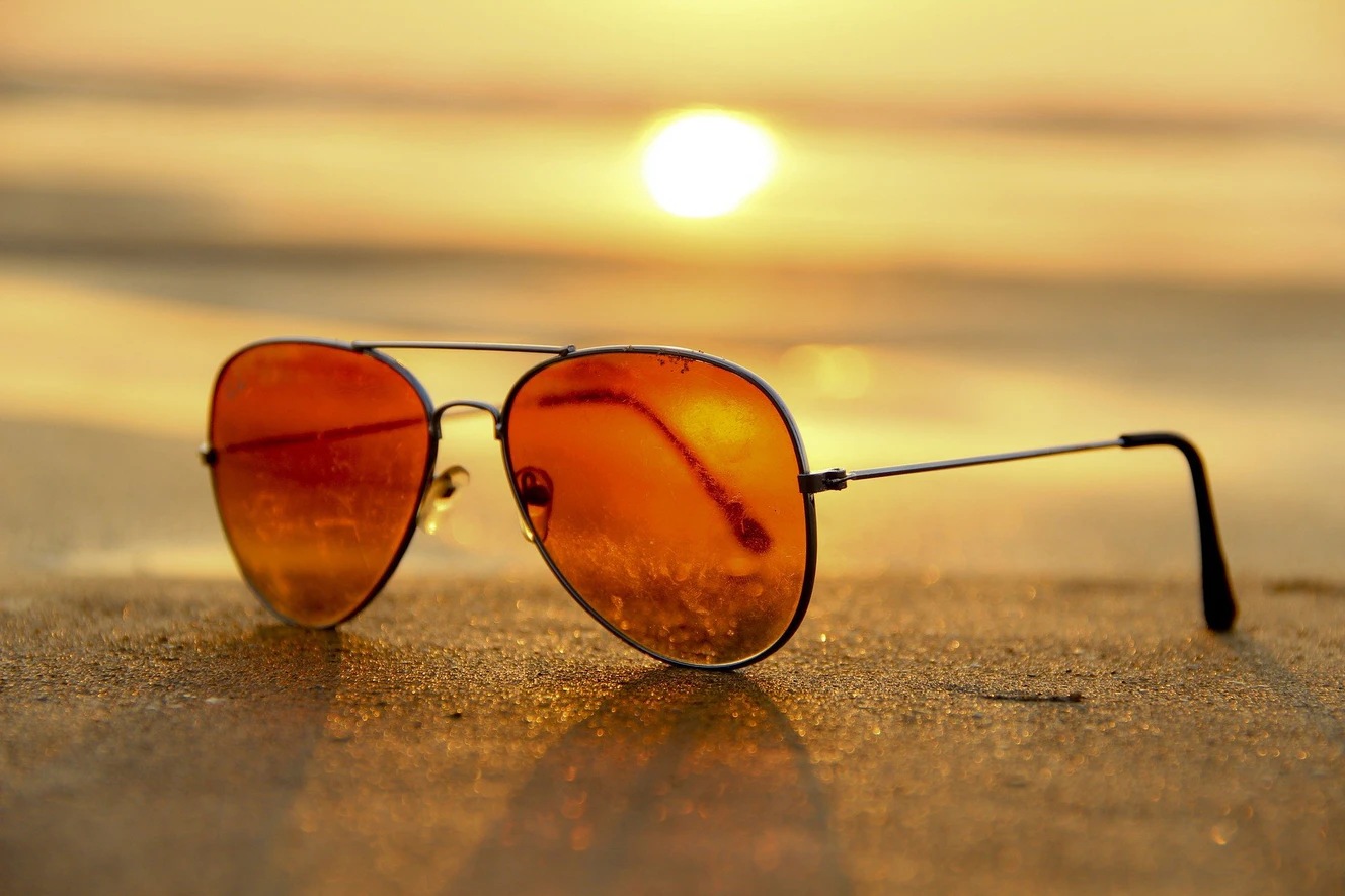 Eine Sonnenbrille vor einem Sonnenuntergang