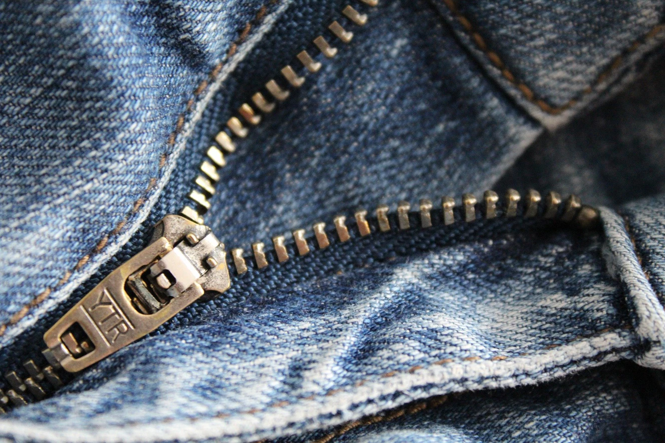 Der offene Reißverschluss einer Jeans