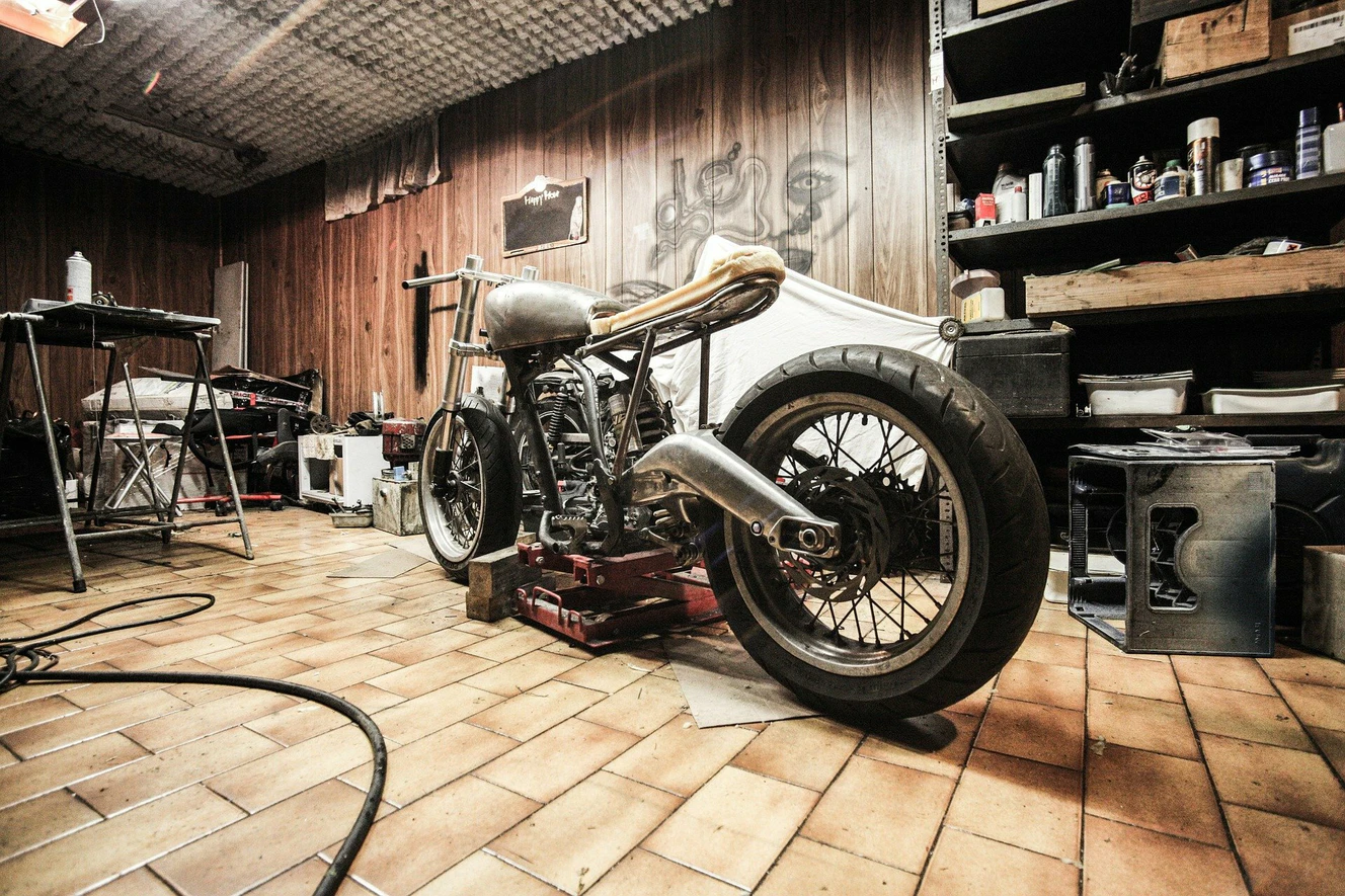 Motorrad in einer Werkstatt