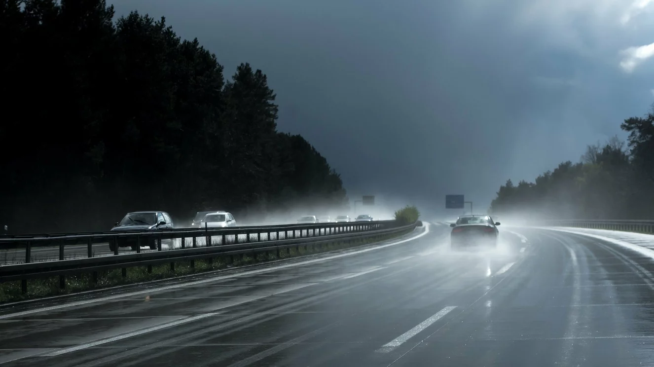 Autos auf regennasser Autobahn