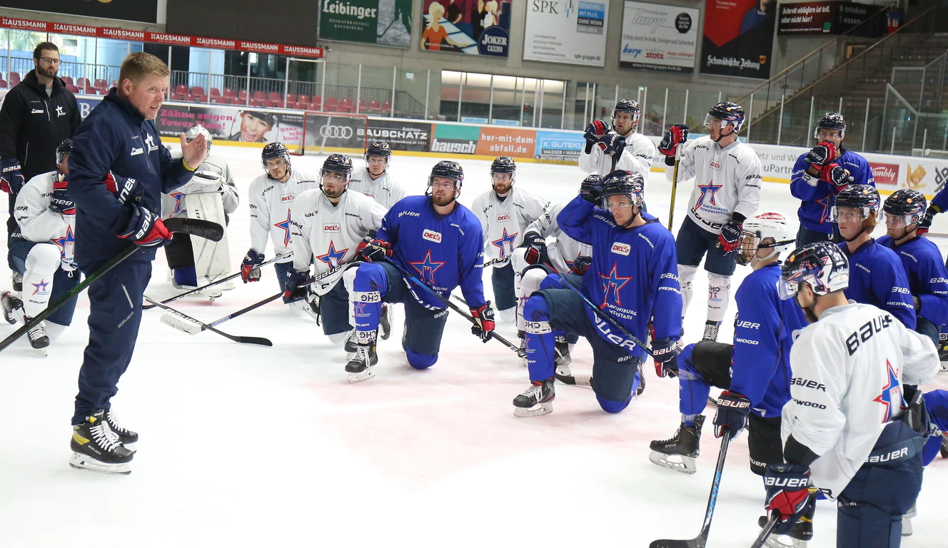 Towerstars lauschen auf dem Eis Trainer Peter Russell — © F. Enderle