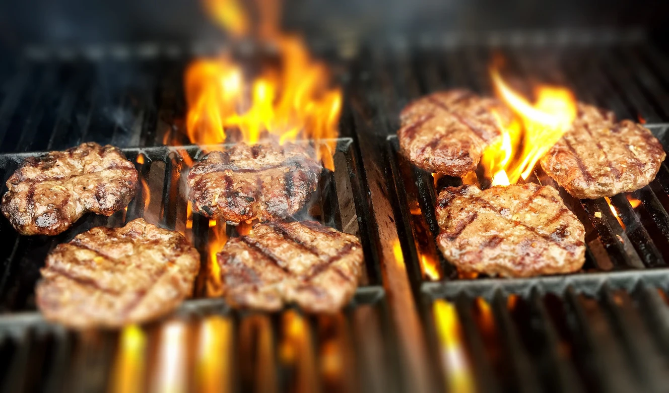 Burger auf einem Grill