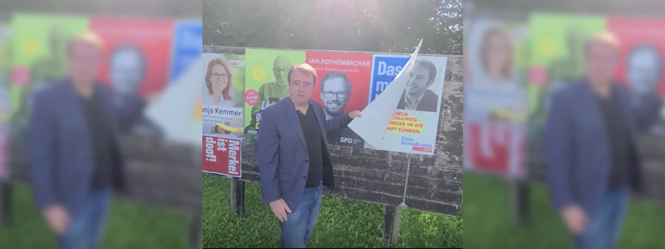 FDP Mann Kulitz vor einem Wahlplakat