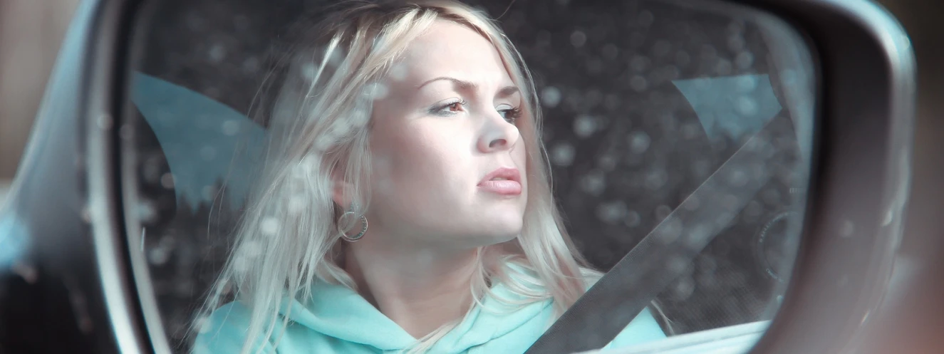 Frau im Auto