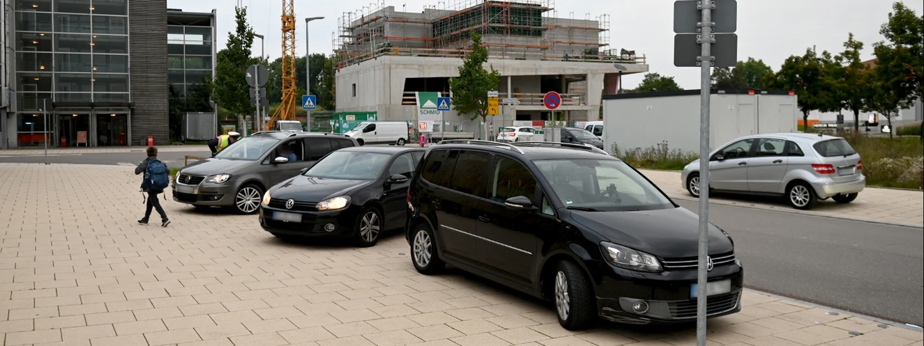 Elterntaxi an der Mark-Twain-Schule Neu-Ulm — © Thomas Heckmann