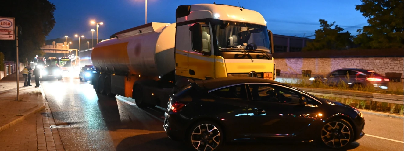 Der Tanklaster hatte den PKW-Fahrer übersehen und ihn mehrere Meter vor sich hergeschoben — © Thomas Heckmann