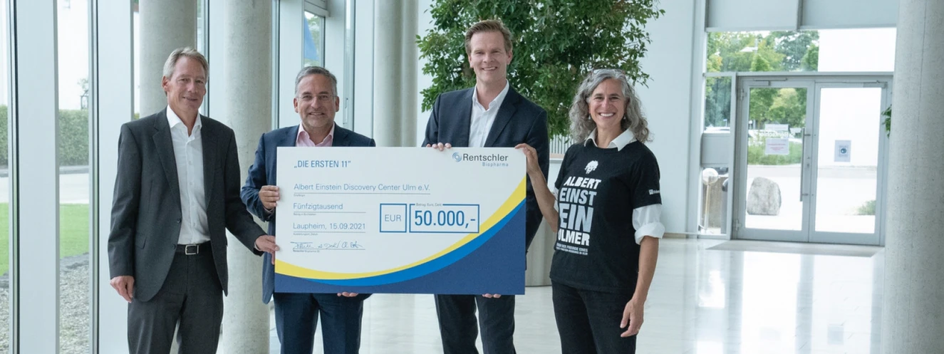 Scheckübergabe für die Förderung des Albert Einstein Discovery Centers — © Rentschler Biopharma SE