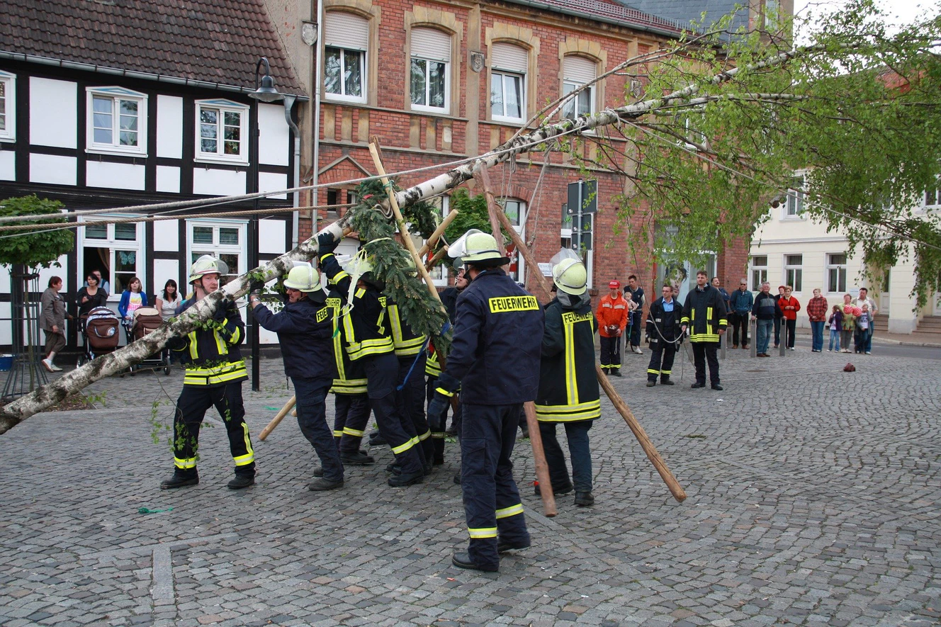 Die Feuerwehr stellt einen Maibaum auf