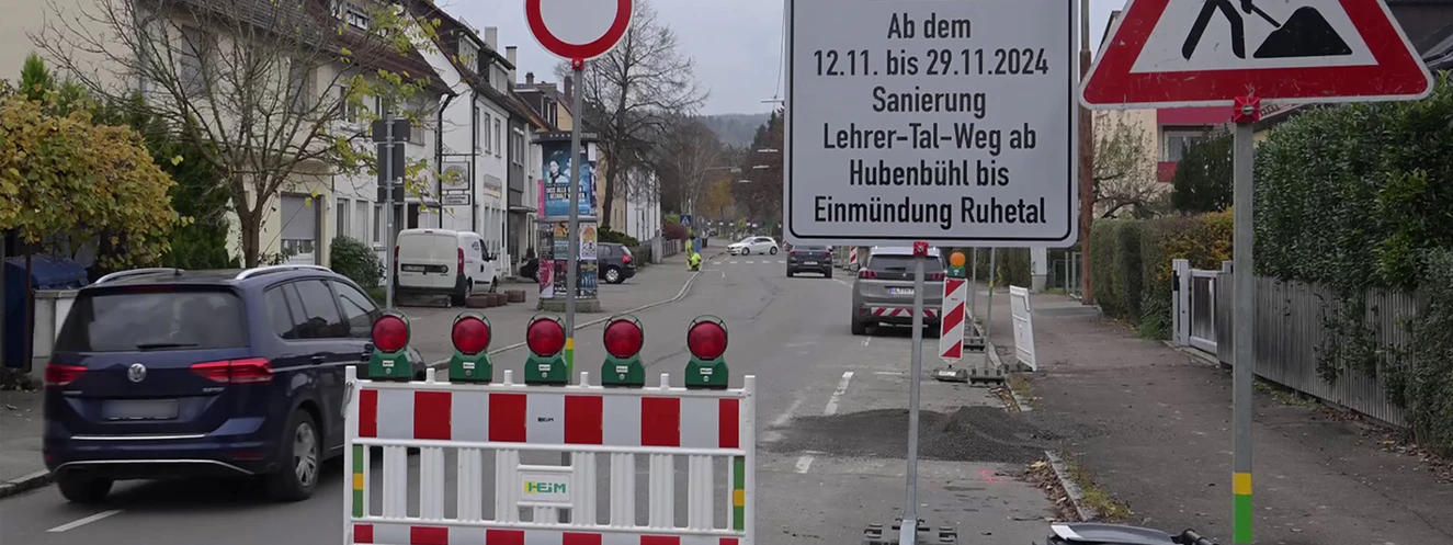 Der Lehrer-Tal-Weg in Ulm ist seit Wochenbeginn wegen Bauarbeiten gesperrt, doch die Absperrungen werden von zahlreichen Autofahrern ignoriert. — © Thomas Heckmann