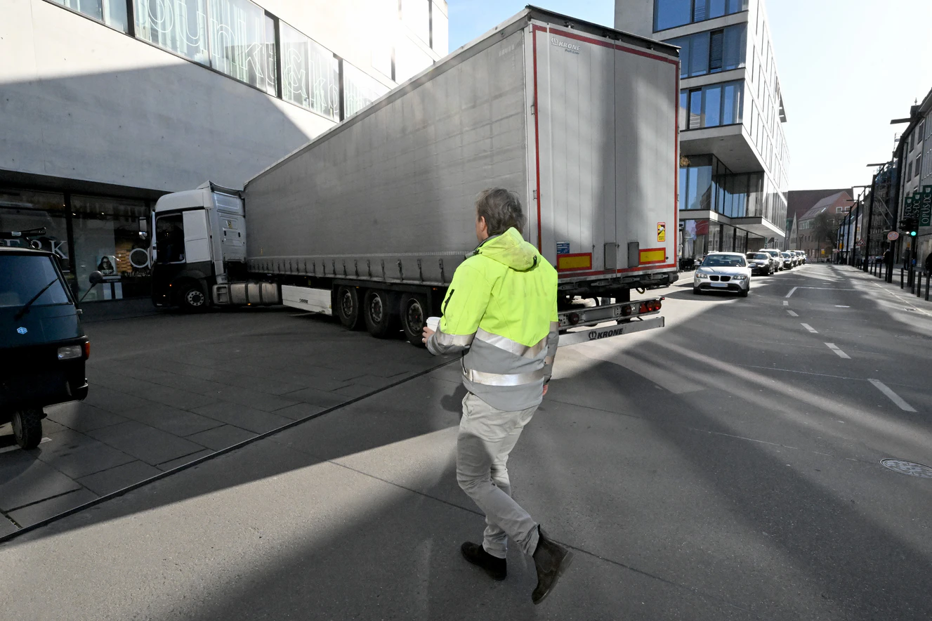 Ulm - Lkw kommt nicht am Münstertor vorbei  — © Thomas Heckmann 