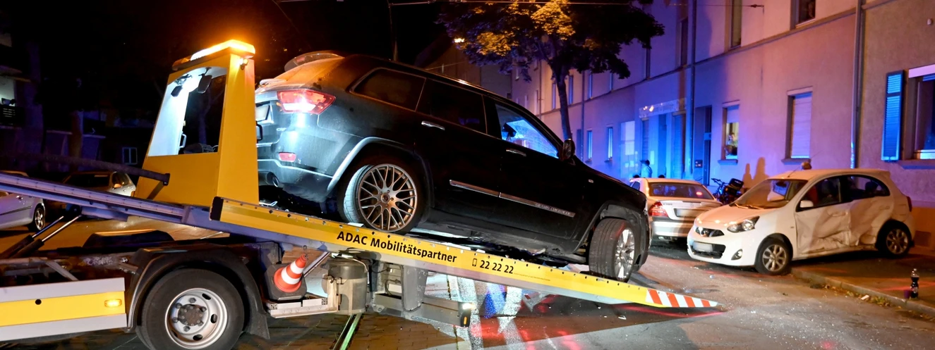 Auto stößt mit Straßenbahn zusammen